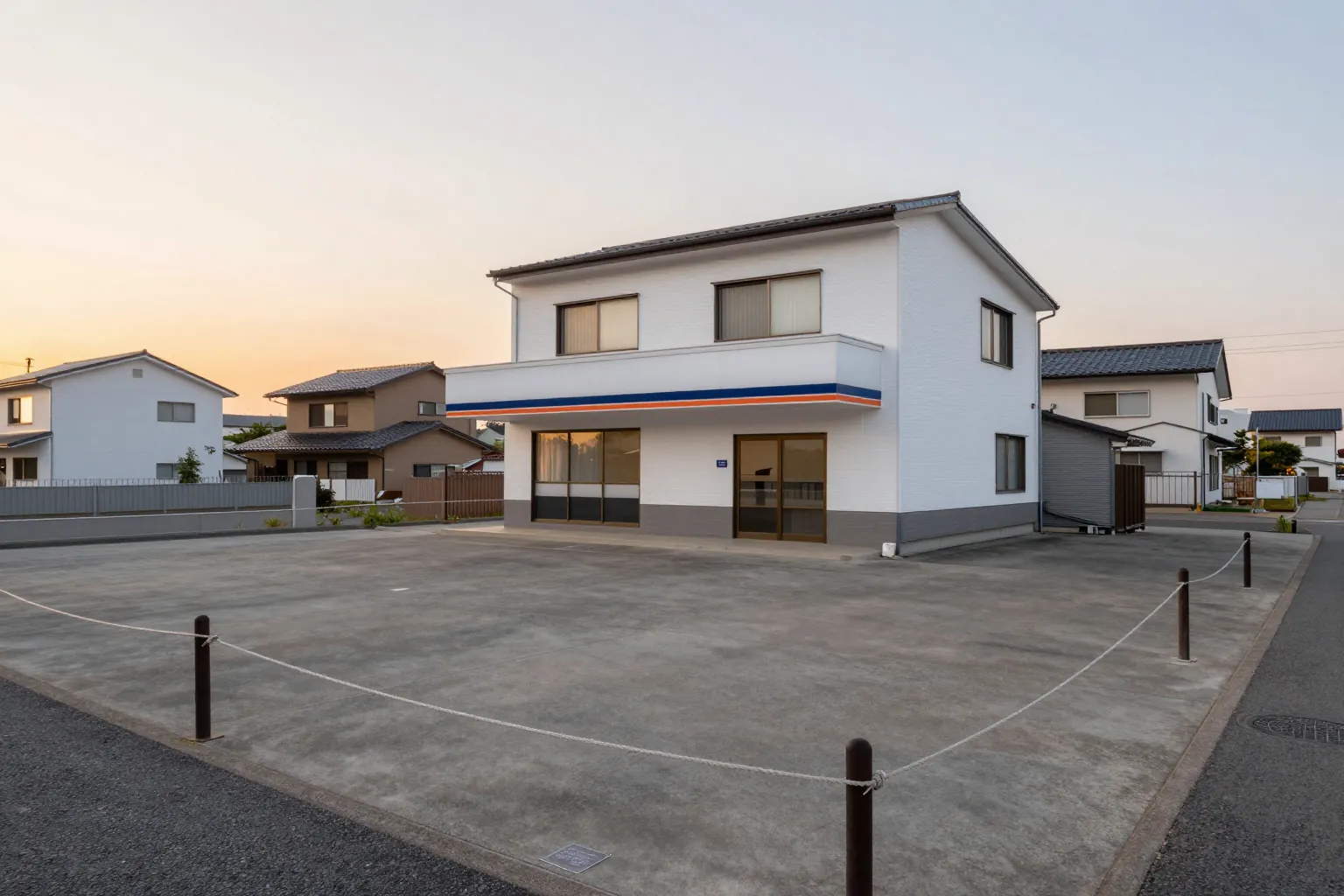 住宅に囲まれた平らな更地