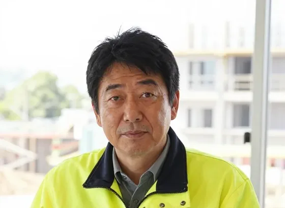 現場事務所に立つ社長