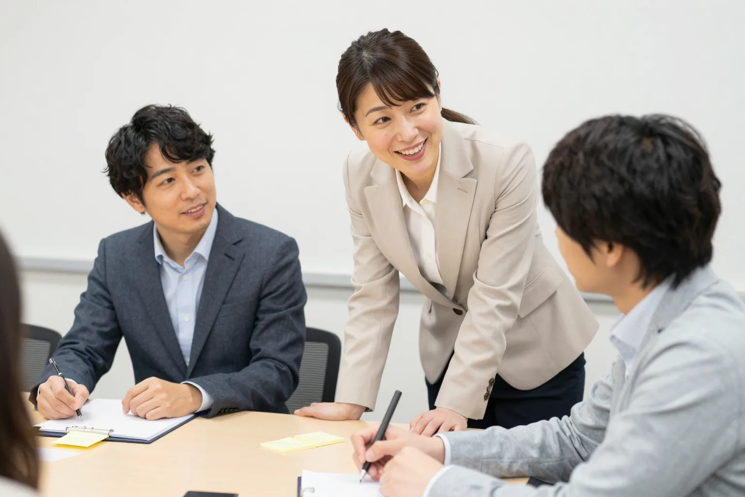 受講者のそばにかがんで、話を聞く木下早苗