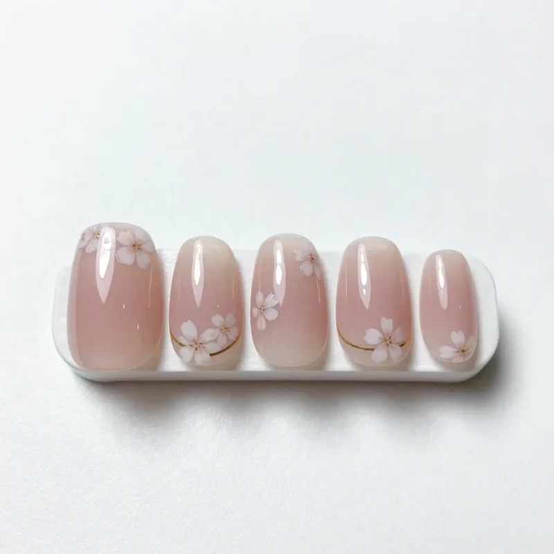 押し花を閉じこめたクリアのネイルチップ
