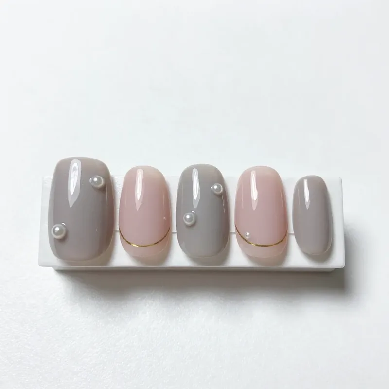 グレージュに小さなパールのネイルチップ